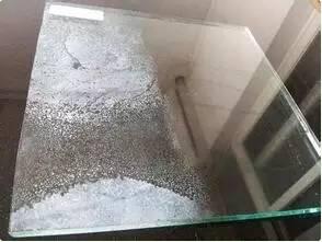 玻璃發(fā)霉是怎么回事？